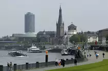 Rheinufer in D�sseldorf mit dem Burgturm und der St. Lambertus Kirche im Hintergrund. Aufnahme: Mai 2007.