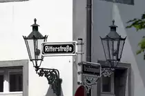 Stra�enschild und alte Stra�enbeleuchtung an der Ritterstra�e in D�sseldorf. Aufnahme: Mai 2007.