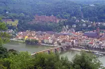 Alte Br�cke und Neckar in Heidelberg vom Philosophenweg aus gesehen. Aufnahme: Juli 2005.