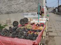 Kleine Souvenirs kann man in China sprichw�rtlich an jeder Ecke erwerben. Ich muss gestehen, ein wenig Kitsch kauften wir hier auch. 09/2007