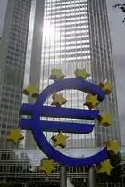 Euro-Skulptur vor der EZB (Europ�ische Zentralbank) in Frankfurt am Main. Aufnahme: Juli 2005.