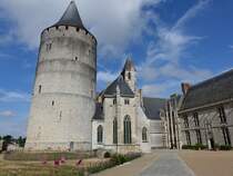 Chteaudun, Chateau, Bergfried erbaut im 12. Jahrhundert, 17 Meter Durchmesser, 31 Meter hoch, Schlokapelle von 1451 (18.07.2015)