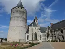 Ch�teaudun, Chateau, Bergfried erbaut im 12. Jahrhundert, 17 Meter Durchmesser, 31 Meter hoch, Schlo�kapelle von 1451 (18.07.2015)