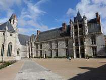 Chteaudun, Chateau, Ehrenhof mit Longueville-Flgel (18.07.2015)