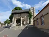Ch�teaudun, Portal de l´ancien cimitiere Saint-Jean, im Hintergrund der Kirchturm der St. Jean Kirche (18.07.2015)