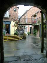 Zwar nur nachgebaut, aber trotzdem hbsch: das Craft Village im nordstlichen Teil der von der 1,5 km langen Stadtmauer noch vollstndig umschlossenen Altstadt. 
Sept. 2007