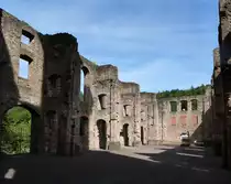 Frauenalb, ein Blick in den Innenraum zeigt die beeindruckende Gr��e des ehemaligen Kirchenschiffes, Aug.2015