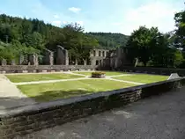 Frauenalb, die ehemaligen Konventsgeb�ude grenzten an die S�dseite der Klosterkirche, gut sichtbar durch die bestehenden Mauern, Aug.2015