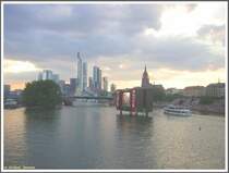 Frankfurt am Main 04.07.2006 Fernsehen am Fluss auf der w�hrend der Fussball-Weltmeisterschaft zwischen Alter Br�cke und Ignatz-Bubis-Br�cke installierten Grossbildleinwand.