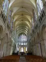 Chartres, Mittelschiff der Kirche Saint-Pierre, Glasfenster aus dem 14. Jahrhundert (18.07.2015)