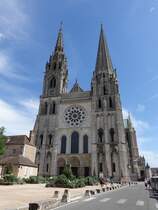 Chartres, Kathedrale Notre-Dame, erbaut von 1037 bis 1260, Nordturm Clocher Neuf von 1134, Sdturm Clocher Vieux von 1145, Portal Royal von 1170, Knigsgalerie zwischen den Trmen von 1250 (18.07.2015)
