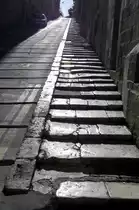 Schr�ge Stra�e in Valletta - Malta. Aufnahme: Oktober 2006.