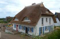 Reetdachhaus als Neubau in Ahrenshoop  in der Strae  Weg zum Hohen Ufer  (Landkreis Vorpommern-Rgen, September 2012)