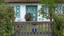 Schne Tr eines Reetdach gedeckten Hauses in Ahrenshoop in der Strae  Weg zum Hohen Ufer  (Landkreis Vorpommern-Rgen, September 2012)