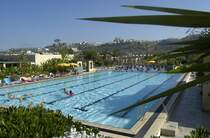 Mellieha Holdiay Centre und die Stadt il-Mellieha im Hintergrund. Aufnahme: Oktober 2006.