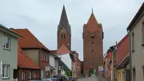 Durch die Barthestra�e auf dem Weg zum Dammtor und daneben der Turm der Sankt-Marien-Kirche in Barth (Landkreis Vorpommern-R�gen, September 2012)