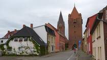 Durch die Barthestrae auf dem Weg zum Dammtor und daneben der Turm der Sankt-Marien-Kirche in Barth (Landkreis Vorpommern-Rgen, September 2012)