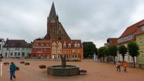 Viele restaurierte Huser rund um den Marktplatz mit Marktbrunnen und dahinter die aus Backstein gebaute gotische Sankt-Marien-Kirche in Barth (Landkreis Vorpommern-Rgen, September 2012)