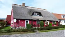 Reetdach gedecktes Haus in Gro� Zicker (M�nchgut, R�gen, September 2012)