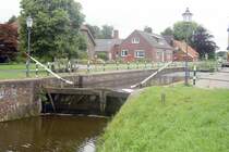 Westgroefehn (Ostfriesland): Kleine Schleuse und Groefehnkanal West. Aufnahme: August 2005.