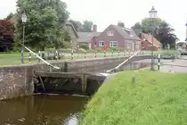 Westgro�efehn (Ostfriesland): Kleine Schleuse und Gro�efehnkanal West. Aufnahme: August 2005.