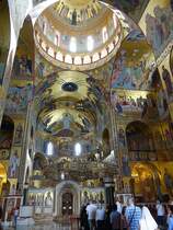 Podgorica, Innenraum der Auferstehungskathedrale, den Innenraum schmcken Fresken, Ikonen, Mosaiken, Steinplastiken und Holzschnitzereien (19.09.2015)