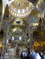 Podgorica, Innenraum der Auferstehungskathedrale, den Innenraum schm�cken Fresken, Ikonen, Mosaiken, Steinplastiken und Holzschnitzereien (19.09.2015)