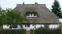 Eines der Reetdach gedeckten H�user in einer ruhigen Nebenstra�e von Middelhagen (M�nchgut, R�gen, September 2012)