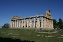 Erst im 18.Jh. wurde die Stadt wiederentdeckt und es erfolgten die ersten Ausgrabungen. Das Kernstueck des archologischen Bereichs bilden sie drei Tempel. Das aelteste Bauwerk ist die Basilika, die um 560 v.Chr. errichtet wurde.