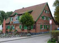 Gasthof  Zur Linde  in Middelhagen, laut Schild das lteste Gasthaus auf Rgen (September 2012)