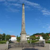Obelisk in der Mtte vom kreisrunden Platz genannt Circus in Putbus, Mnchgut (Rgen, September 2012)
