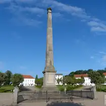 Obelisk in der Mtte vom kreisrunden Platz genannt Circus in Putbus, M�nchgut (R�gen, September 2012)