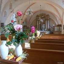 Blick auf den Altar mit Taufengel und Ertetdank-Dekoration in der ev. Sankt-Johannes-Kirche in Zirkow/Mnchgut auf Rgen (September 2012)
