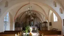 Altar mit Taufengel und Ertetdank-Dekoration in der ev. Sankt-Johannes-Kirche in Zirkow/M�nchgut auf R�gen (September 2012)