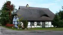 Reetdach gedecktes Haus schr�g gegen�ber dem Museumshof in Zirkow/M�nchgut auf R�gen (September 2012)