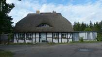 Reetdach gedecktes Haus gegenber dem Museumshof in Zirkow/Mnchgut auf Rgen (September 2012)
