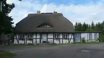 Reetdach gedecktes Haus gegen�ber dem Museumshof in Zirkow/M�nchgut auf R�gen (September 2012)