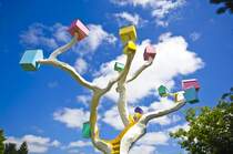 Kunstwerk an der Firma Fjorborg Holzhuser im Industriegebiet West in Flensburg. Aufnahme: Juni 2013.