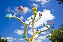 Kunstwerk an der Firma Fjorborg Holzhuser im Industriegebiet West in Flensburg. Aufnahme: Juni 2013.