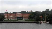 Kiel. Das Landeshaus Kiel ist Sitz des Schleswig-Holsteinischen Landtags und liegt direkt am Westufer der Frde. Das Gebude wurde 1988 als Marineakademie fr die Kaiserliche Marine gebaut. Der Landtag von Schleswig-Holstein bezog es am 3. Mai 1950 als Parlamentsgebude. Hier ist es am 18.09.2015 bei norddeutschem Schmuddelwetter zu sehen.