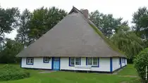 Gro�es Reetdach gedecktes Haus auf der kleinen Insel Ummanz westlich von R�gen (September 2012)