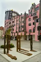 Die Grne Zitadelle und Erhard-Hbener-Platz in Magdeburg. Aufnahme: Juli 2006.