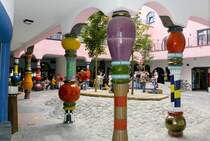 Der Innenhof der Grnen Zitadelle in Magdeburg - das letzte Projekt des sterreichischen Knstlers Friedrich Stowasser, besser bekannt als Friedensreich Hundertwasser. Aufnahme: Juli 2006.