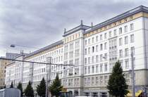 Alte DDR-Architektur an der Ernst-Reuter-Allee in Magdeburg. Aufnahme: Juli 2006.