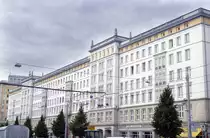 Alte DDR-Architektur an der Ernst-Reuter-Allee in Magdeburg. Aufnahme: Juli 2006.