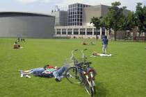 Van Gogh Museum und Museumplein in Amsterdam. Aufnahme: August 2005.