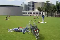 Van Gogh Museum und Museumplein in Amsterdam. Aufnahme: August 2005.