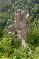 Die Burg Letz bei Wirschem (Rheinland-Pfalz) ist eine Hhenburg aus dem 12. Jahrhundert. Die deutsche Musterburg, die nie zerstrt wurde und viele Jahre den 500 DM Schein zierte, entspricht der romantischen Vorstellung einer mittelalterlichen Burg, ist aber vor allem in ihrer Baugeschichte, nicht unbedingt typisch. Aufnahme: Juli 2005.