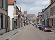 Szanne, Rue Notre-Dame mit St. Denis Kirche (19.07.2015)