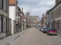 Szanne, Rue Notre-Dame mit St. Denis Kirche (19.07.2015)